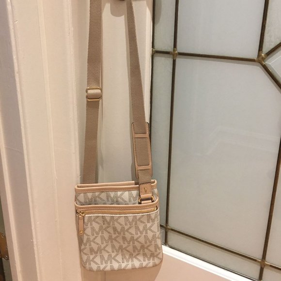 Michael Kors - Picture 1 of 4